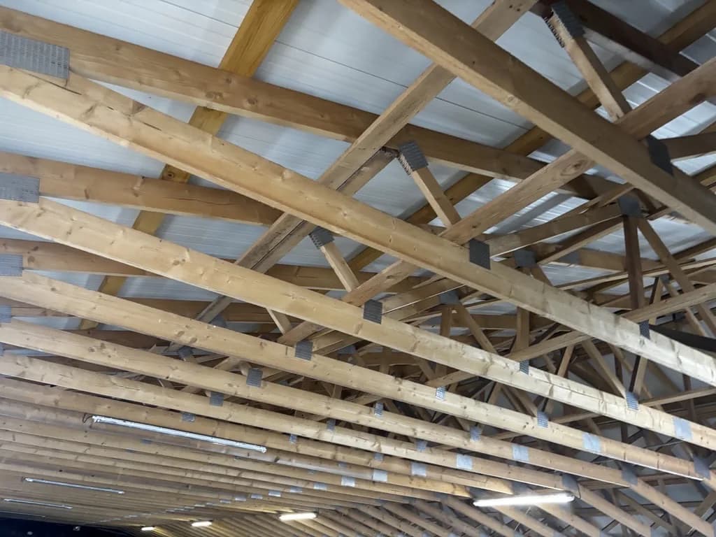 Vue intérieure de la charpente bois existante