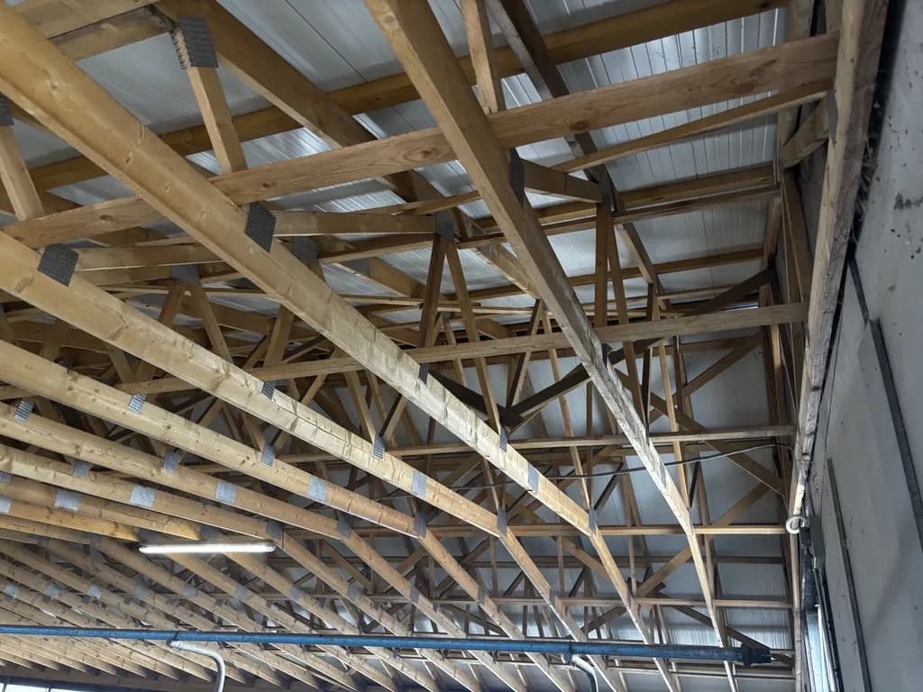 Vue rapprochée des fermes et assemblages de charpente bois